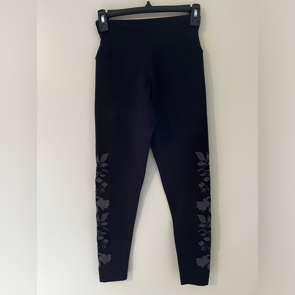 Yummie Black Leggings With Floral Detail - Picture 2 of 8